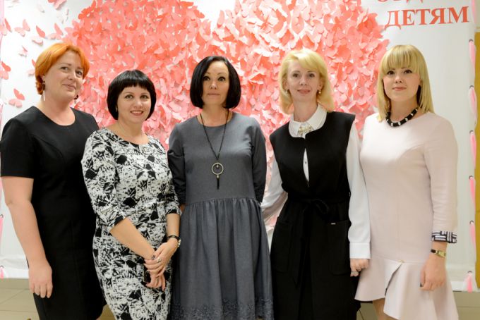 Фотофакт. Гомельских педагогов и ветеранов отрасли поздравили с Днём учителя