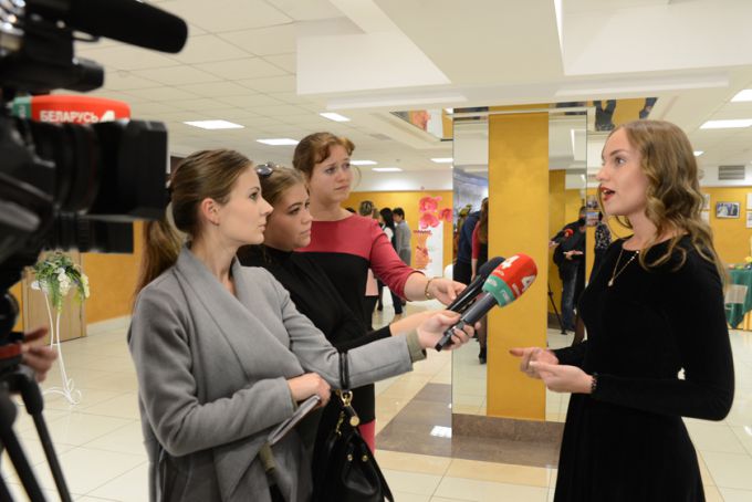 Фотофакт. Гомельских педагогов и ветеранов отрасли поздравили с Днём учителя