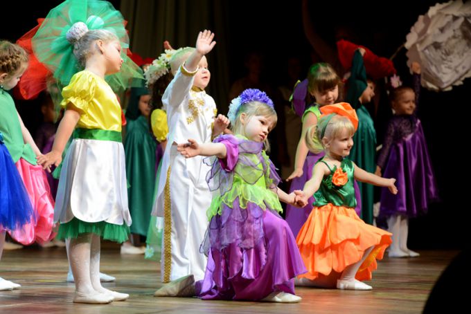 Фотофакт. Гомельских педагогов и ветеранов отрасли поздравили с Днём учителя