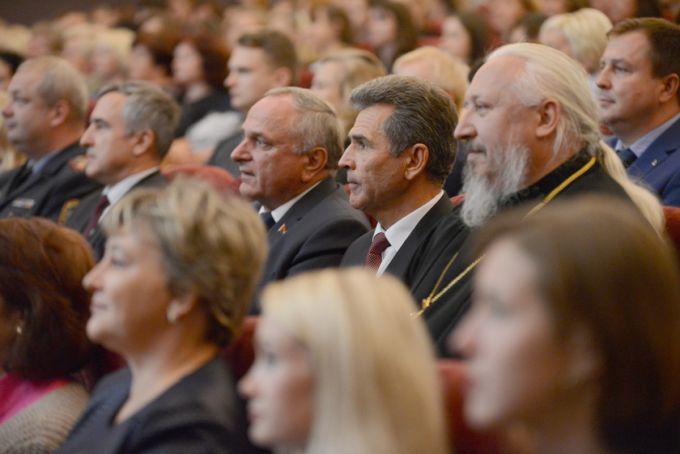 Фотофакт. Гомельских педагогов и ветеранов отрасли поздравили с Днём учителя