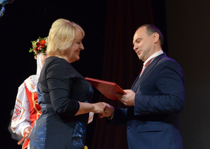 Фотофакт. Гомельских педагогов и ветеранов отрасли поздравили с Днём учителя