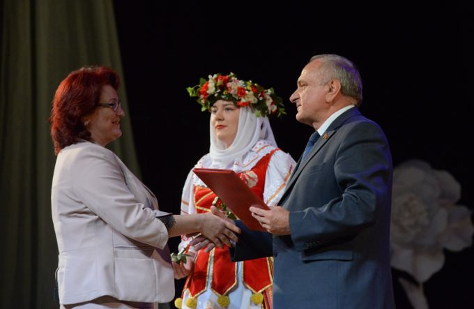 Фотофакт. Гомельских педагогов и ветеранов отрасли поздравили с Днём учителя