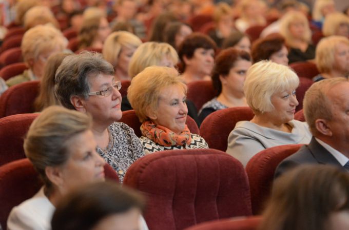 Фотофакт. Гомельских педагогов и ветеранов отрасли поздравили с Днём учителя
