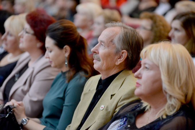 Фотофакт. Гомельских педагогов и ветеранов отрасли поздравили с Днём учителя