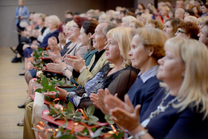 Фотофакт. Гомельских педагогов и ветеранов отрасли поздравили с Днём учителя