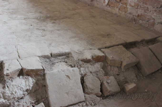 «Привет» из векового прошлого. Во время реконструкции Старого замка строители раскрыли плитку XVI века