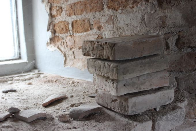 «Привет» из векового прошлого. Во время реконструкции Старого замка строители раскрыли плитку XVI века