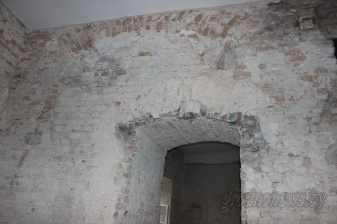 «Привет» из векового прошлого. Во время реконструкции Старого замка строители раскрыли плитку XVI века