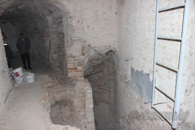 «Привет» из векового прошлого. Во время реконструкции Старого замка строители раскрыли плитку XVI века