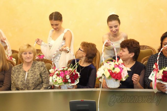 Милее МАМА слова нет на свете. Торжественный прием от имени губернатора ко Дню матери прошел в облисполкоме (+Видео)