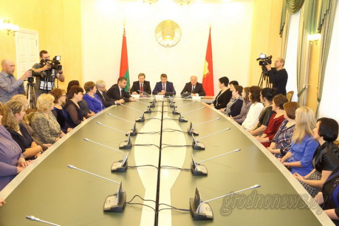 Милее МАМА слова нет на свете. Торжественный прием от имени губернатора ко Дню матери прошел в облисполкоме (+Видео)