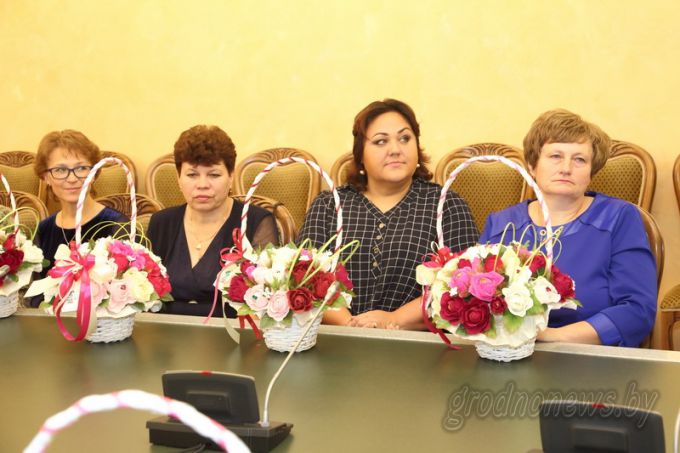 Милее МАМА слова нет на свете. Торжественный прием от имени губернатора ко Дню матери прошел в облисполкоме (+Видео)