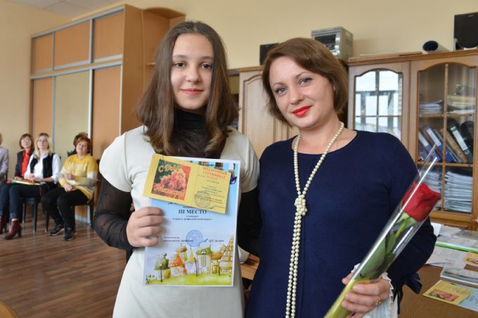 У компьютера и транспортёра. Дети химзаводчанок нарисовали своих мам