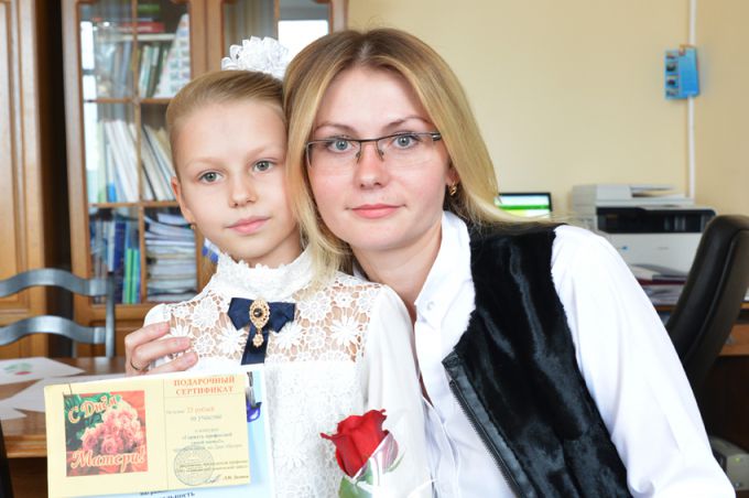 У компьютера и транспортёра. Дети химзаводчанок нарисовали своих мам