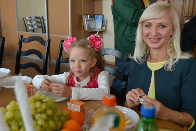 У компьютера и транспортёра. Дети химзаводчанок нарисовали своих мам