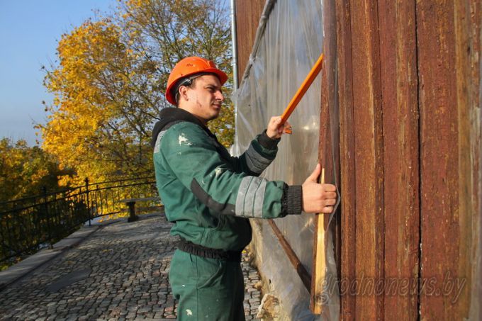 Деревянную стену Коложской церкви начали ремонтировать