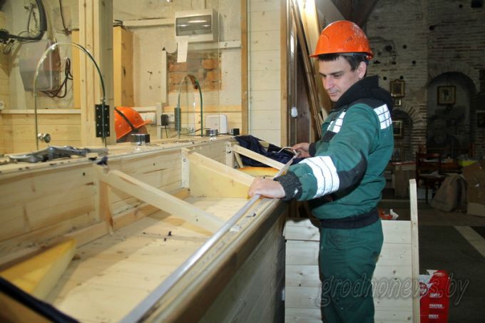 Деревянную стену Коложской церкви начали ремонтировать