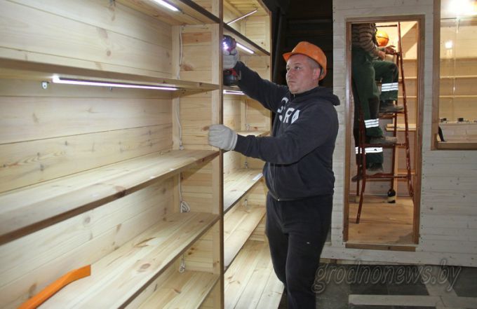 Деревянную стену Коложской церкви начали ремонтировать