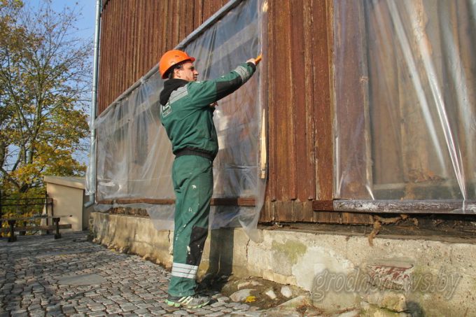 Деревянную стену Коложской церкви начали ремонтировать