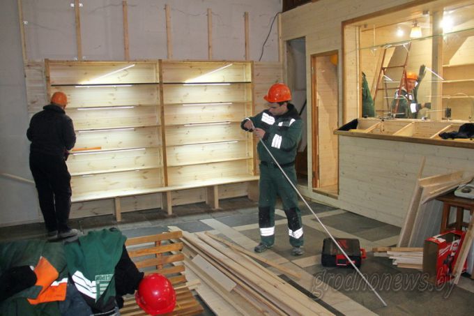 Деревянную стену Коложской церкви начали ремонтировать