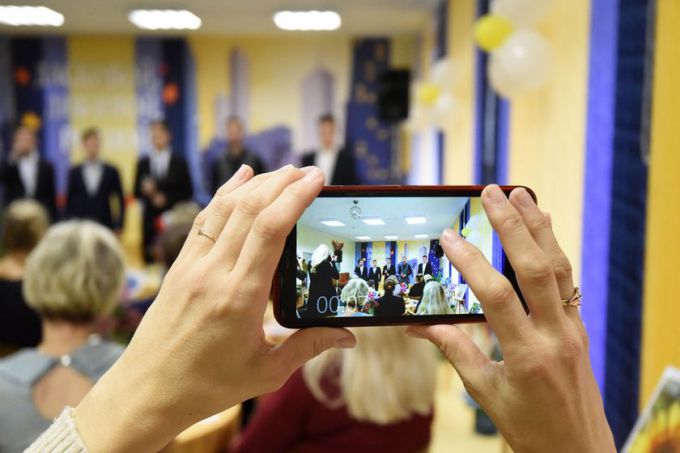 Счастье в кубе. В Советском районе мамам троих детей вручили удостоверения многодетной семьи
