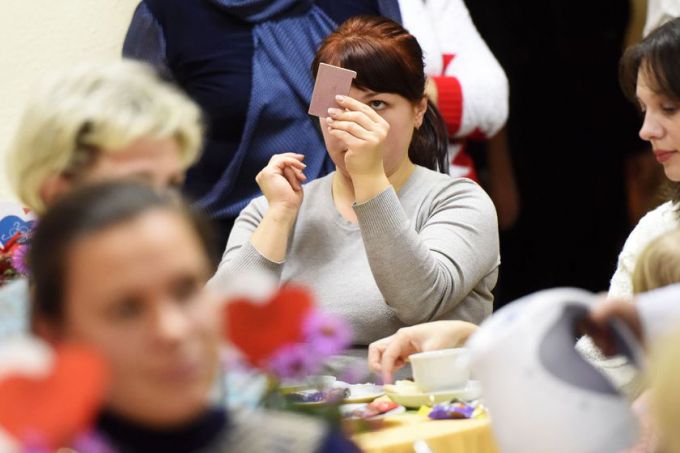 В Советском районе мамам троих детей вручили удостоверения многодетной семьи