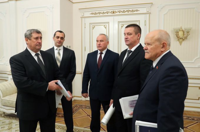 Александр Лукашенко поручил к 7 ноября завершить уборочную и поторопил с подготовкой земли к весенним работам (+Видео)