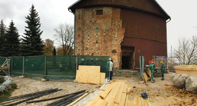 Построили временную стену и приподнимут крышу: в Коложской церкви продолжаются ремонтные работы