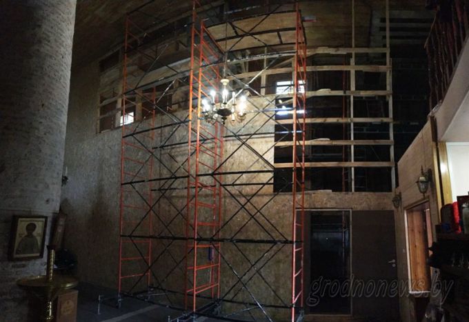 Построили временную стену и приподнимут крышу: в Коложской церкви продолжаются ремонтные работы