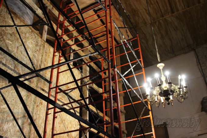 Построили временную стену и приподнимут крышу: в Коложской церкви продолжаются ремонтные работы