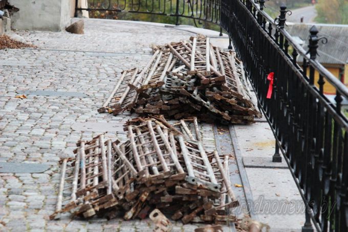 Построили временную стену и приподнимут крышу: в Коложской церкви продолжаются ремонтные работы