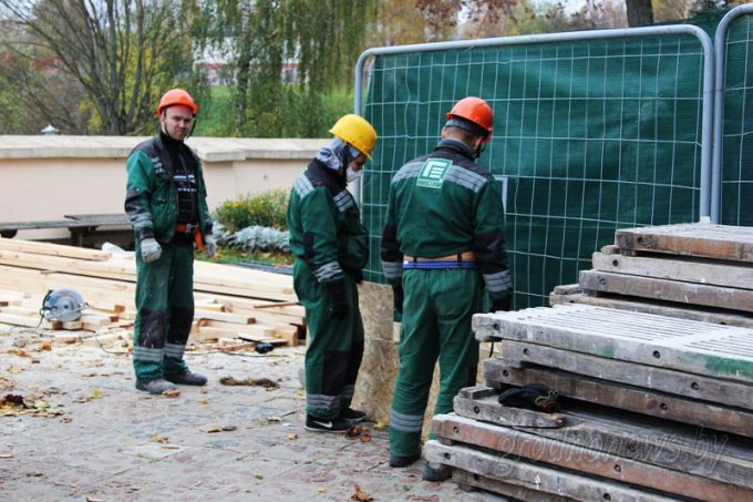 Построили временную стену и приподнимут крышу: в Коложской церкви продолжаются ремонтные работы