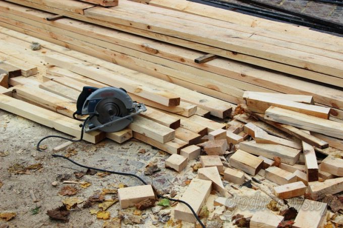 Построили временную стену и приподнимут крышу: в Коложской церкви продолжаются ремонтные работы