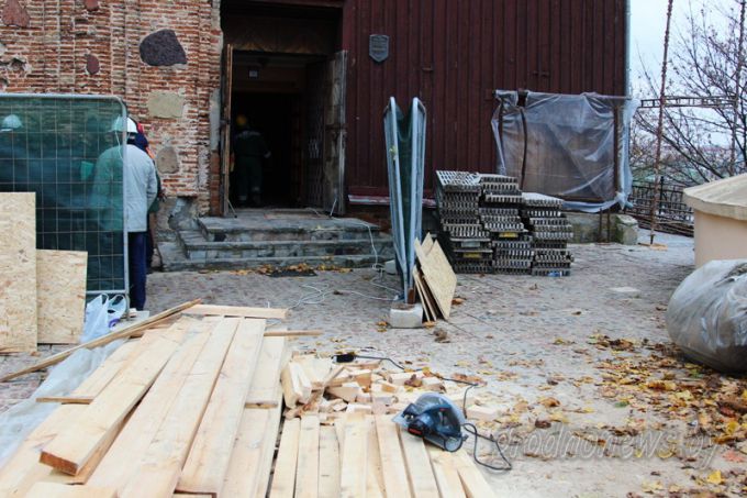 Построили временную стену и приподнимут крышу: в Коложской церкви продолжаются ремонтные работы