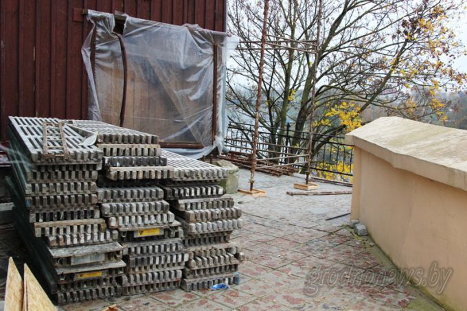 Построили временную стену и приподнимут крышу: в Коложской церкви продолжаются ремонтные работы