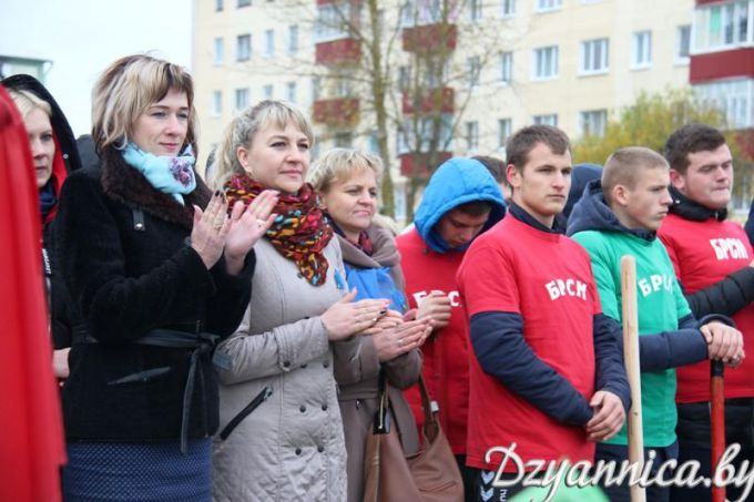 Расти, молодая аллея! Посадкой новых дерьвьев завершилась в Щучине Неделя устойчивого развития