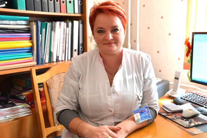 Врач убеждает сделать прививку от гриппа и не злоупотреблять кофе