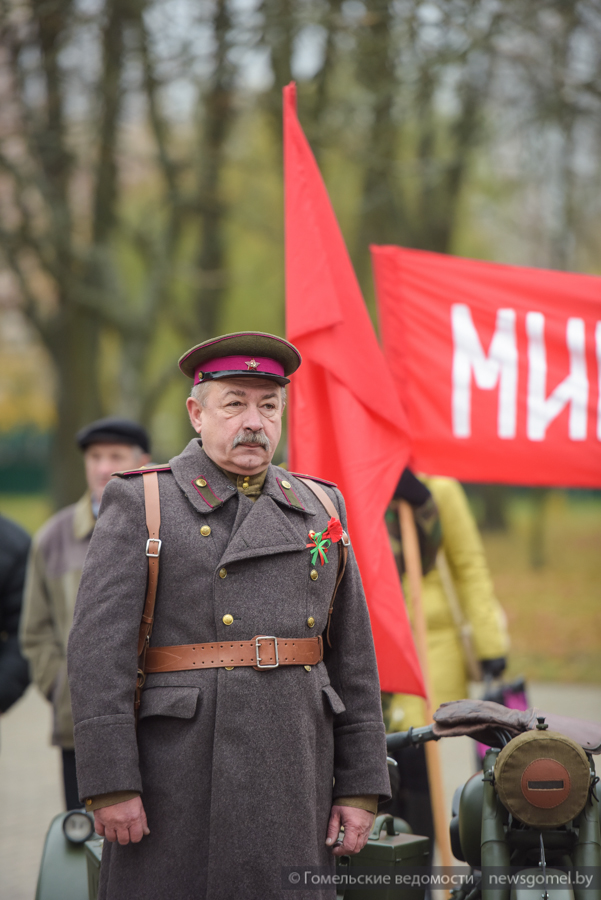 Торжественный митинг к 100-летию Октябрьской революции и церемония изъятия капсулы с посланием потомкам в Гомеле