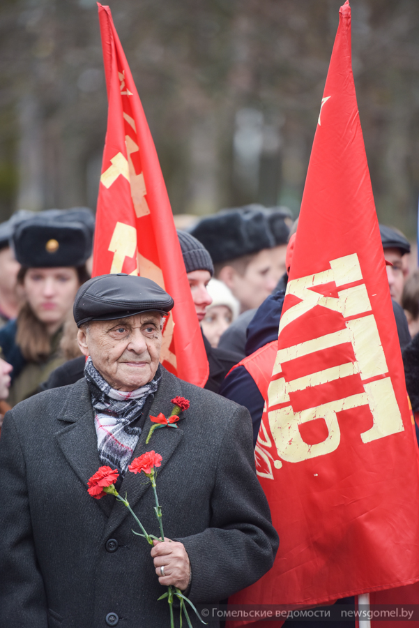 Торжественный митинг к 100-летию Октябрьской революции и церемония изъятия капсулы с посланием потомкам в Гомеле