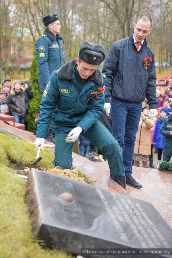 Торжественный митинг к 100-летию Октябрьской революции и церемония изъятия капсулы с посланием потомкам в Гомеле
