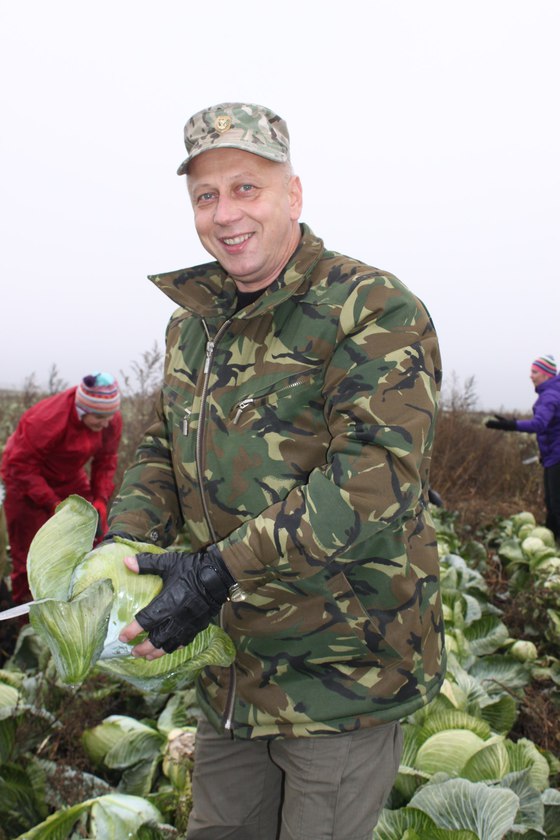 126 тонн капусты помогли убрать сельхозпредприятию "Восток" руководители Гомельского района