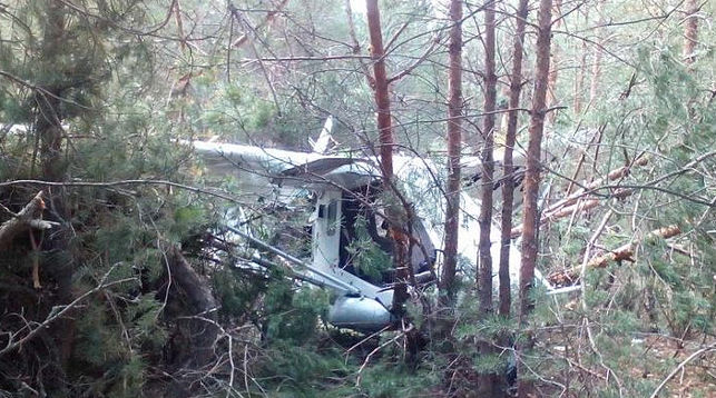Сверхлегкий самолет совершил вынужденную посадку в лесу в Мозырском районе