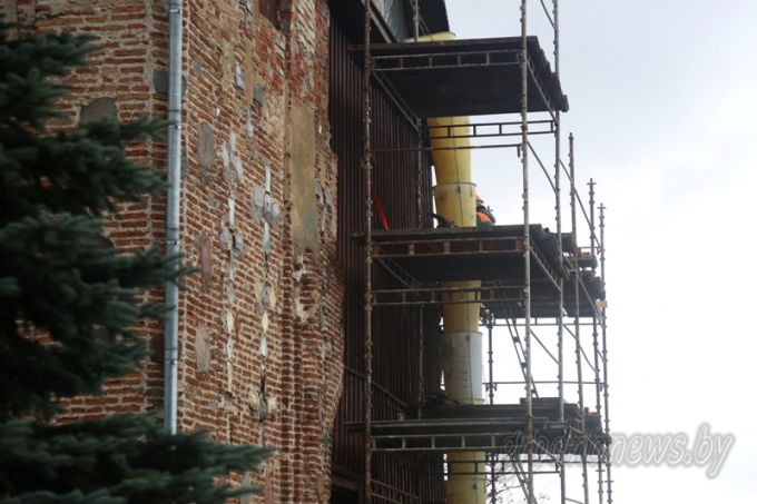 Коложа: вверх по сантиметрам. Стену церкви начали приподнимать (+Видео)