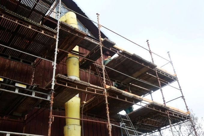 Коложа: вверх по сантиметрам. Стену церкви начали приподнимать (+Видео)