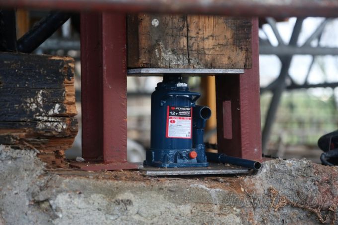 Коложа: вверх по сантиметрам. Стену церкви начали приподнимать (+Видео)