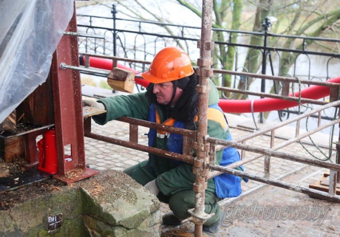 Коложа: вверх по сантиметрам. Стену церкви начали приподнимать (+Видео)