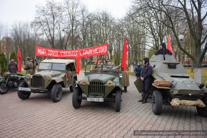 Торжественный митинг к 100-летию Октябрьской революции и церемония изъятия капсулы с посланием потомкам в Гомеле