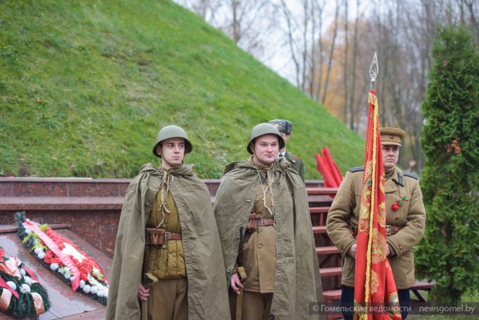 Торжественный митинг к 100-летию Октябрьской революции и церемония изъятия капсулы с посланием потомкам в Гомеле