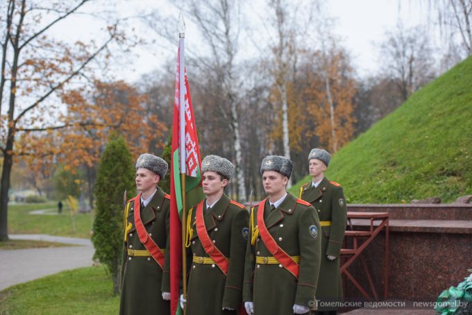 Торжественный митинг к 100-летию Октябрьской революции и церемония изъятия капсулы с посланием потомкам в Гомеле