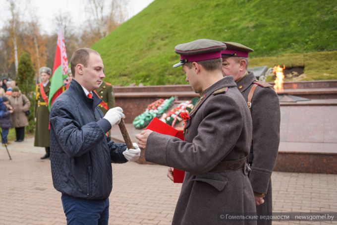 Торжественный митинг к 100-летию Октябрьской революции и церемония изъятия капсулы с посланием потомкам в Гомеле